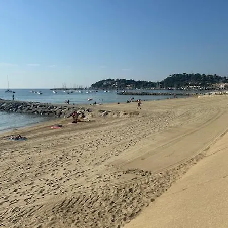 Apartment De 27 M² + 70 M² De Jardin A 100 M Des Plages Cavalaire-sur-Mer
